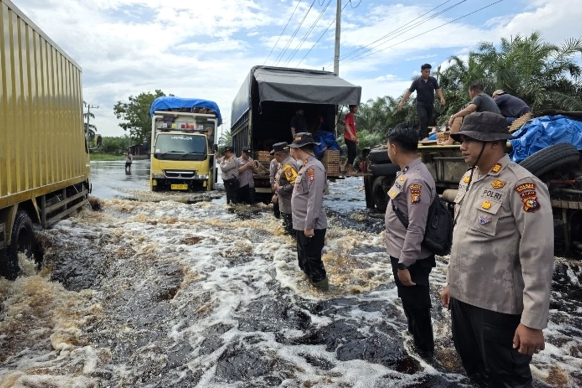 Banjir di Jalintim Pelalawan Mulai Surat, Buka-Tutup Kendaraan Masih Diberlakukan