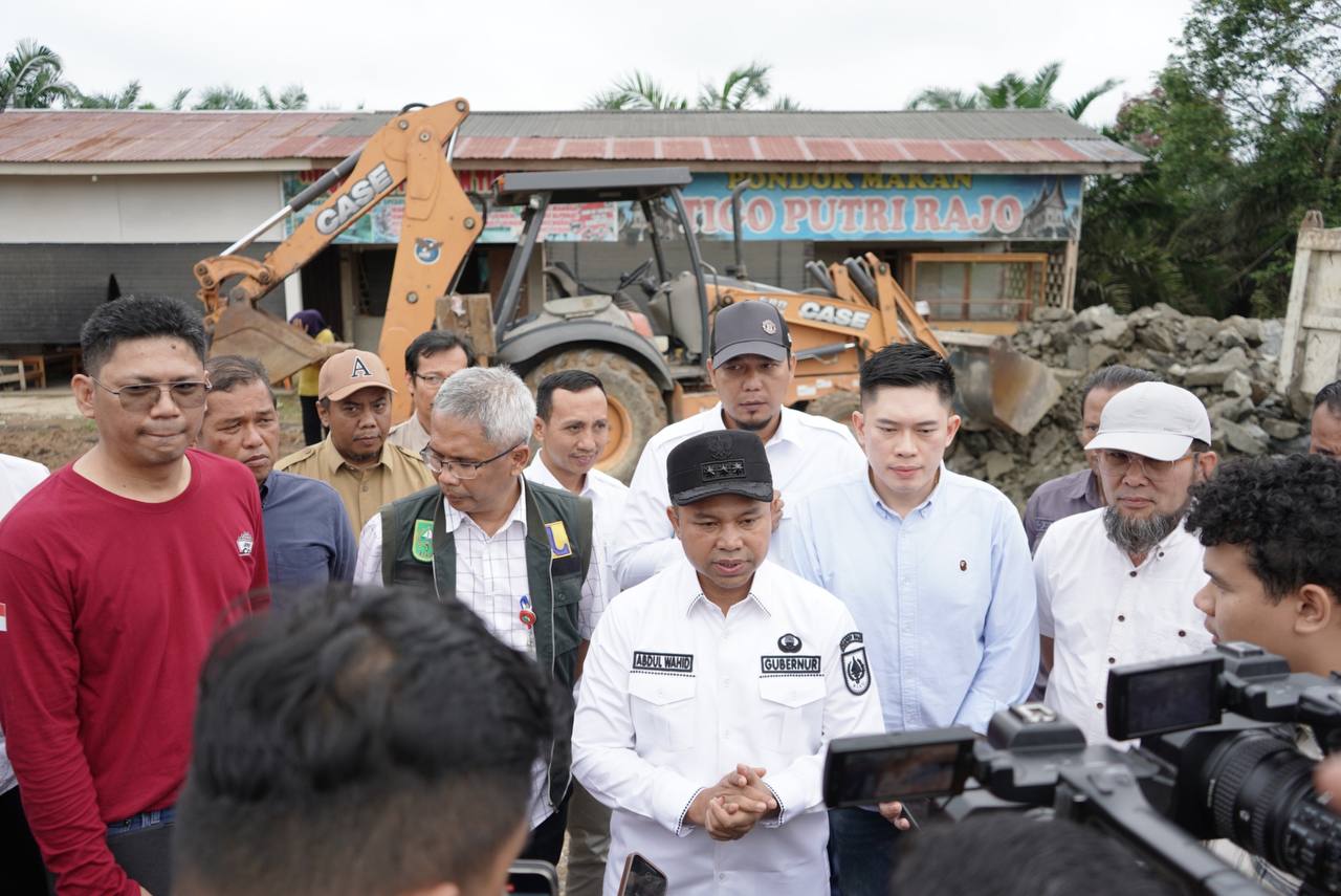 Jalan di Kelayang Inhu Sering Rusak, Gubri Abdul Wahid Beri Solusi Jitu