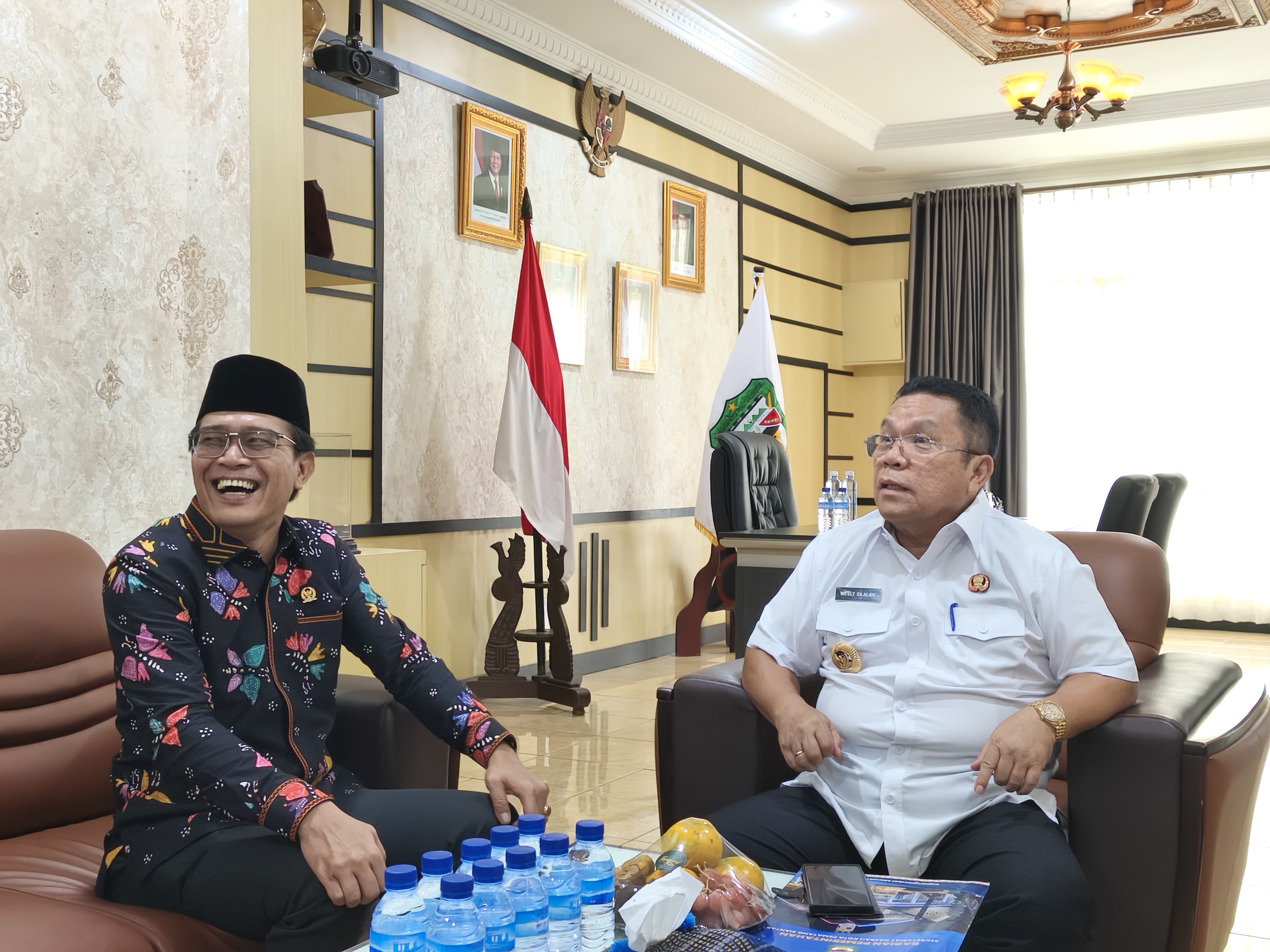 Guru Agama Kristen hingga Konflik Gurilla: Pdt. Penrad Siagian Bahas Isu Strategis dengan Wali Kota Siantar