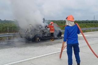 Pajero Sport Terbakar di Tol Pekanbaru - Bangkinang, Asap Tebal Membumbung Tinggi