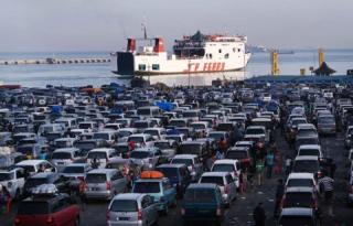 Pelabuhan di Malaysia Dipenuhi Pemudik Tujuan Riau