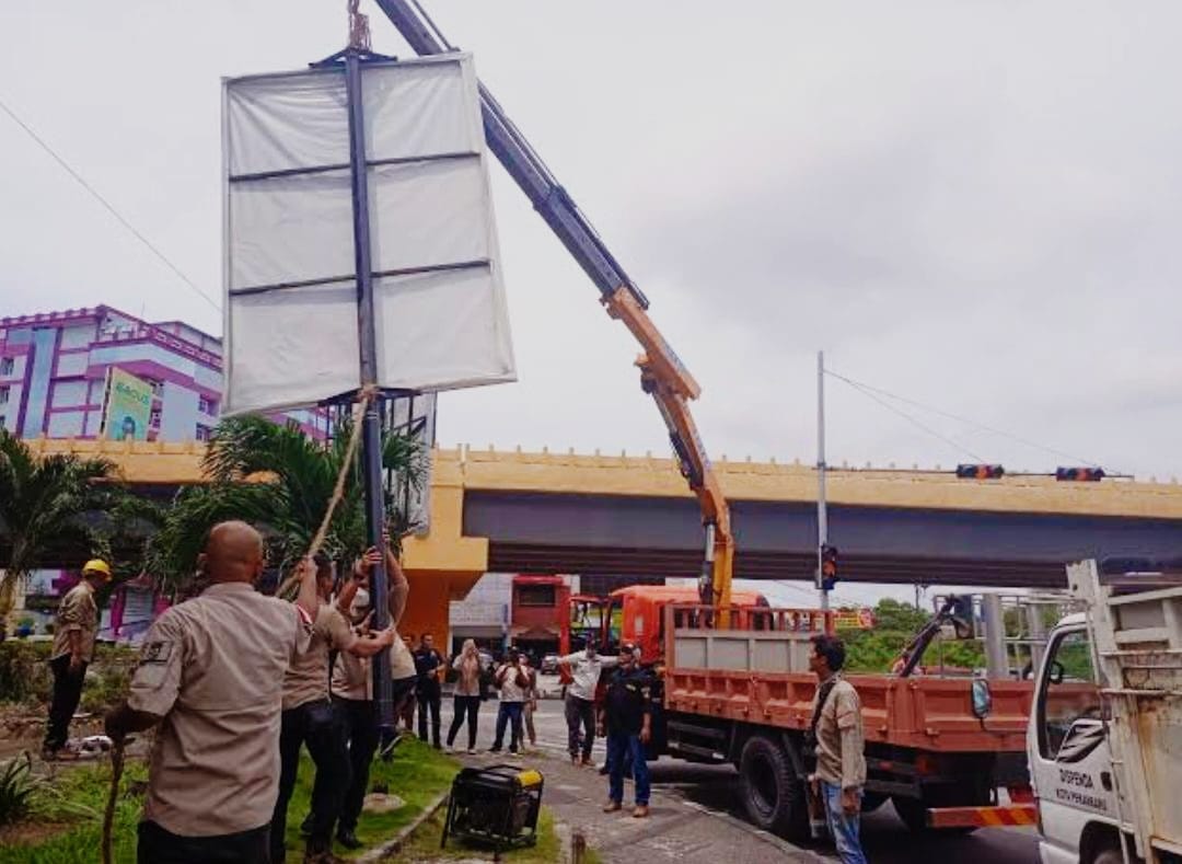 400 Tiang Reklame Habis Masa Izin Jadi Sampah Visual di Pekanbaru, Sekdako Ami: Tim Penertiban Jalan Terus!