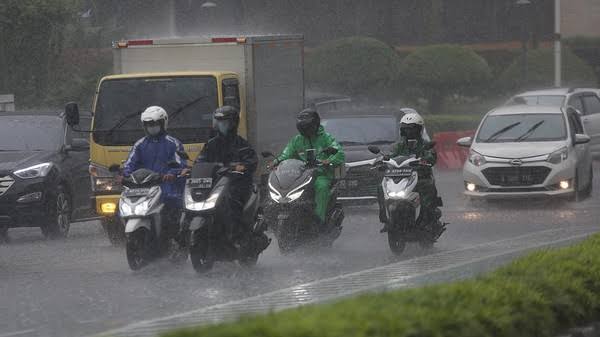 Hujan dan Petir Melanda Wilayah Riau Hari Ini