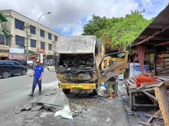Truk Pengangkut Pupuk NPK Mutiara Terbakar di Pekanbaru