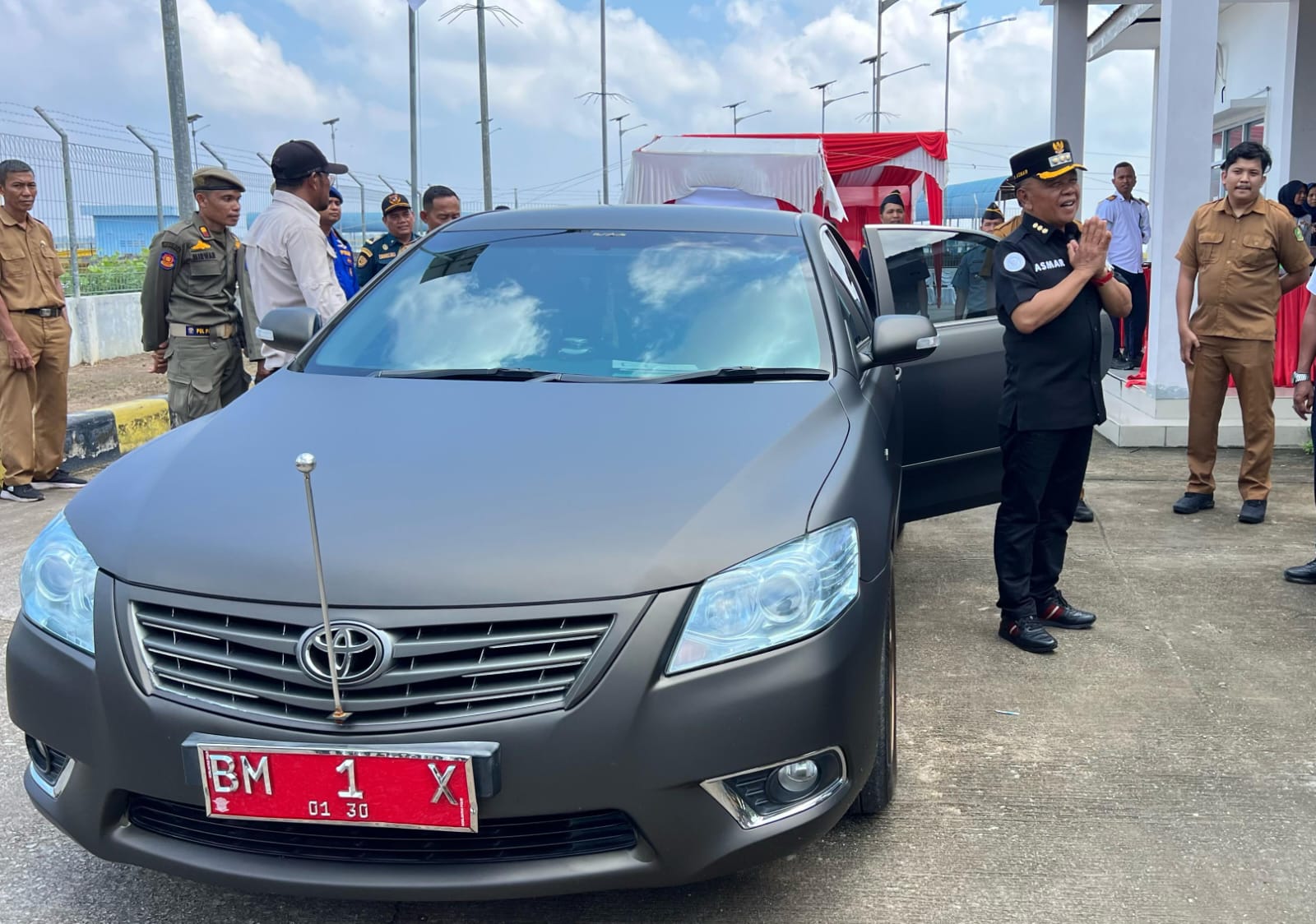 Bupati Asmar Gunakan Mobil Dinas Tua : Agar Tampak Baru, Mobil Ditempel Sticker