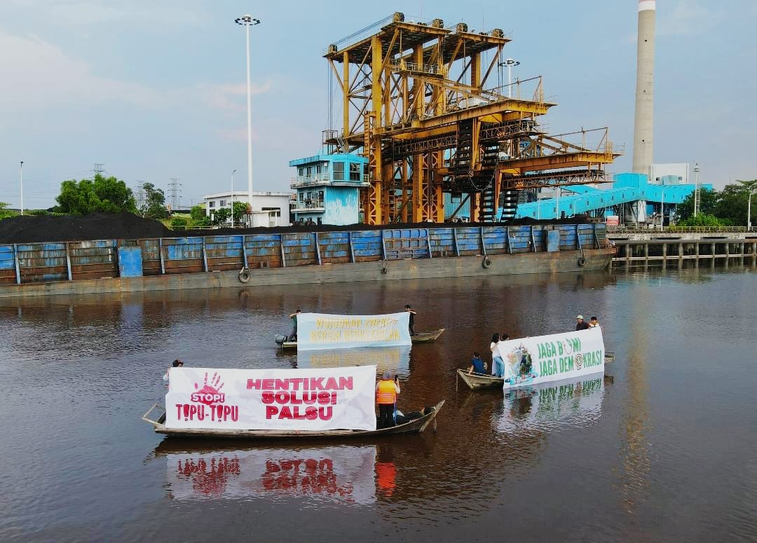 Walhi dan Aktivis Kampanye Pensiun Dini PLTU Tenayan Pekanbaru: Tolak Warisan Energi Kotor! 