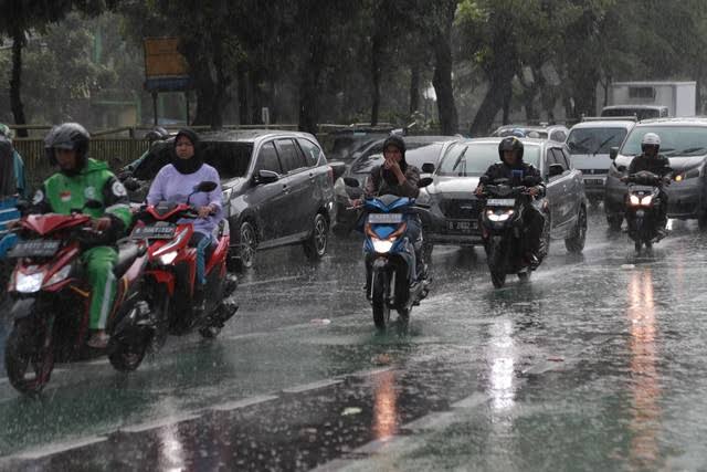 Hujan Deras dan Petir Melanda Wilayah Riau Hari Ini