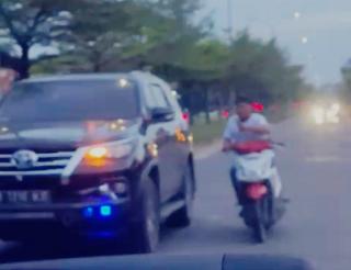 Viral Pria di Pekanbaru Pukuli Kaca Mobil Pakai Pisau, Ini Motifnya