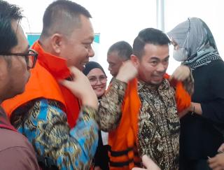 r[judul]