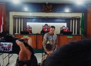 r[judul]