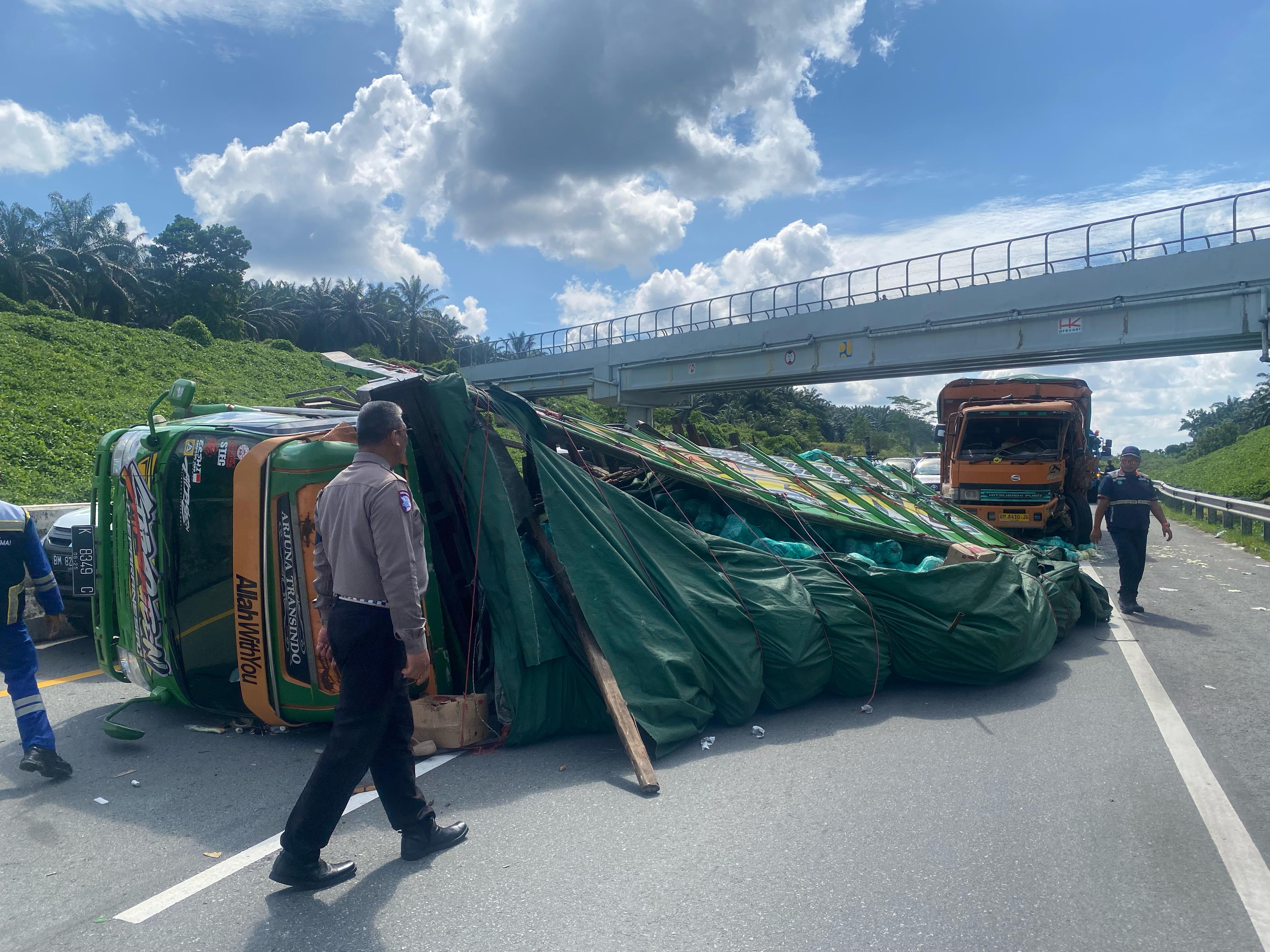 Truk Bermuatan Sayur Kecelakaan di Tol Pekanbaru-Dumai