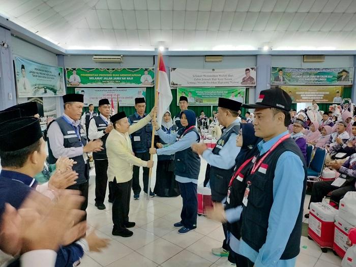 Kakanwil Kemenag Riau Lepas Kloter BTH–04, Pesankan Jemaah Jaga Energi dan Niat  
