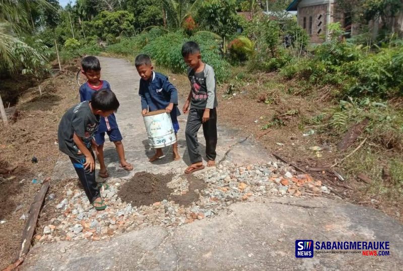 PT ITA Turun Tangan: Jalan Rusak Desa Tenan-Batang Malas Segera Dibangun