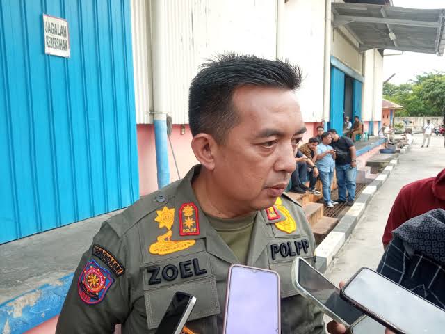 Kembalikan Ijazah Eks Karyawan, Satpol PP Pekanbaru Buka Segel UD Chandra Makmur