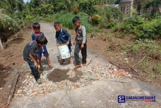 PT ITA Turun Tangan: Jalan Rusak Desa Tenan-Batang Malas Segera Dibangun