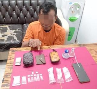 Bhabinkamtibmas dan Warga di Langgam Pelalawan Grebek Rumah Pengedar Narkoba, Sita 19 Gram Sabu