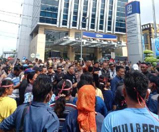 Ribuan Massa Unjuk Rasa di Menara BRI Jalan Sudirman Pekanbaru