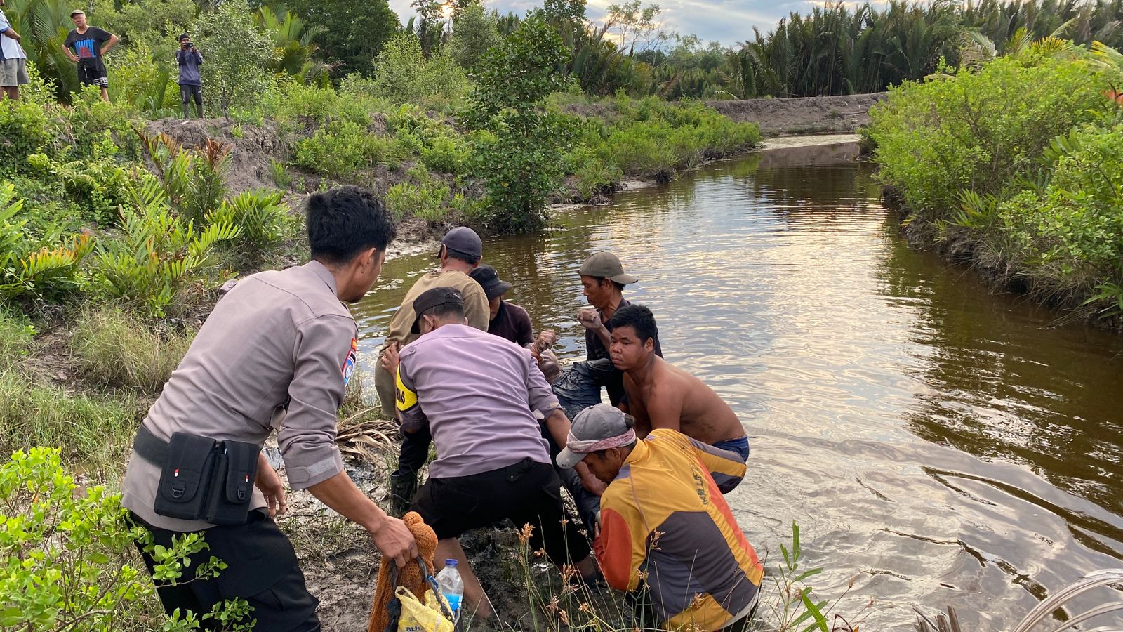 Seorang Nelayan di Tanah Merah Inhil Ditemukan Tewas Mengapung di Kanal