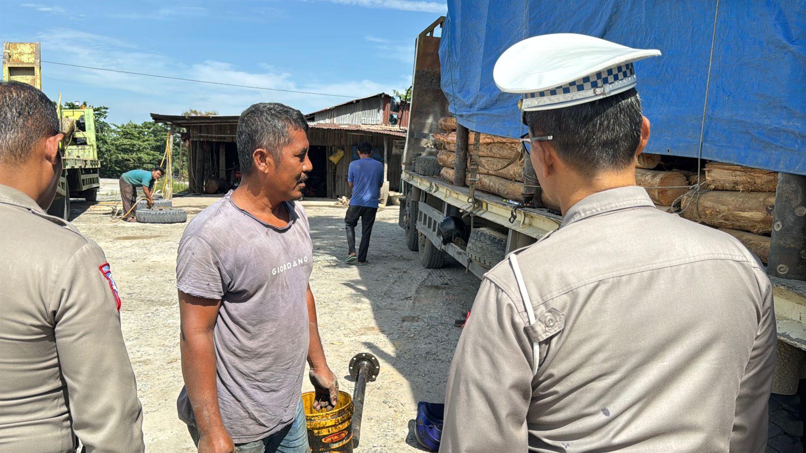 Sopir dan Perusahaan Angkutan di Riau Disambangi Ditlantas, Diberi Pemahaman Aturan Muatan