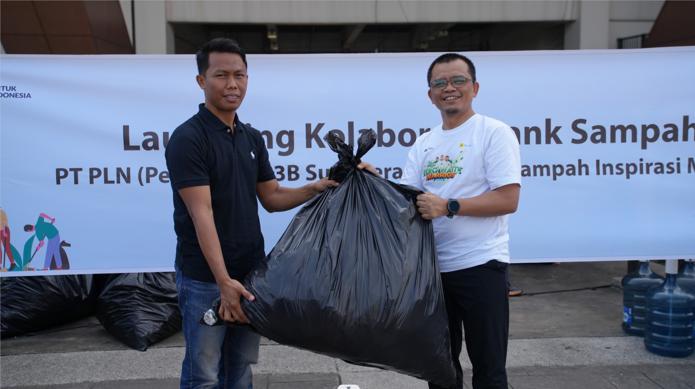 Bersihkan Stadion Riau, Volunteer PLN Kumpulkan Sampah Plastik untuk Didaur Ulang