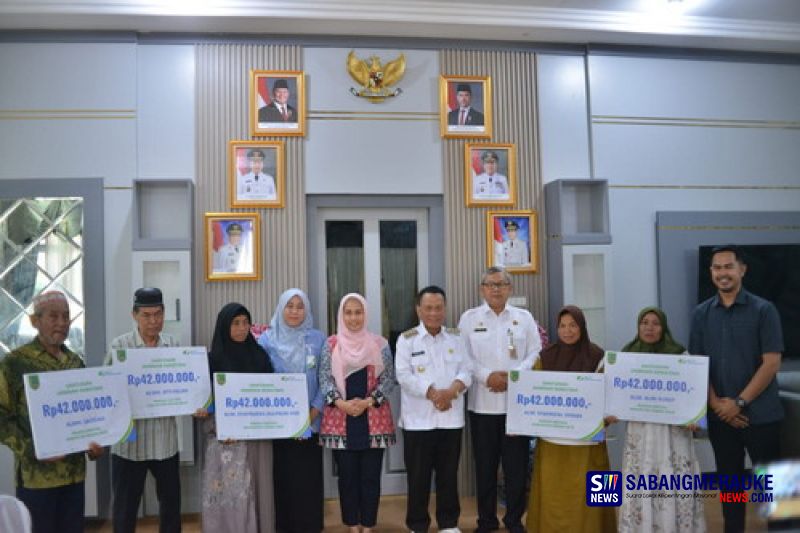 Bupati Rohil Serahkan Santunan Kematian BPJS Ketenagakerjaan, Program dari Aspirasi Karmila Sari