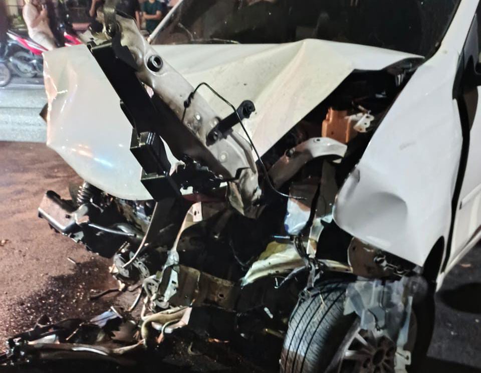 Daihatsu Xenia Hantam Median Jalan Sudirman Usai Senggolan dengan Toyota Rush