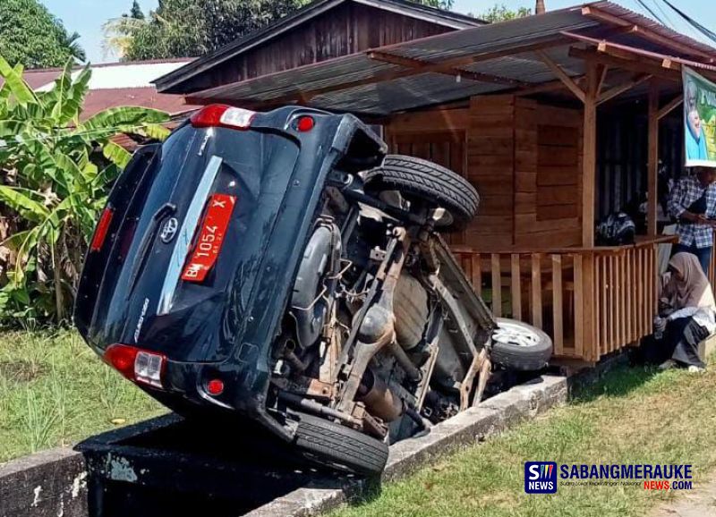 Diduga Rem Blong, Mobil Dinas Pemkab Kepulauan Meranti Masuk Parit di Jalan Dorak