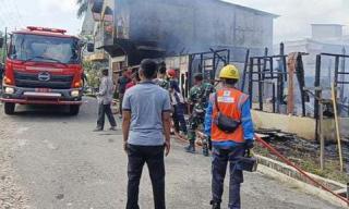 Kebakaran Hanguskan Satu Rumah di Kuansing, Polisi Turun Langsung Bantu Pemadaman