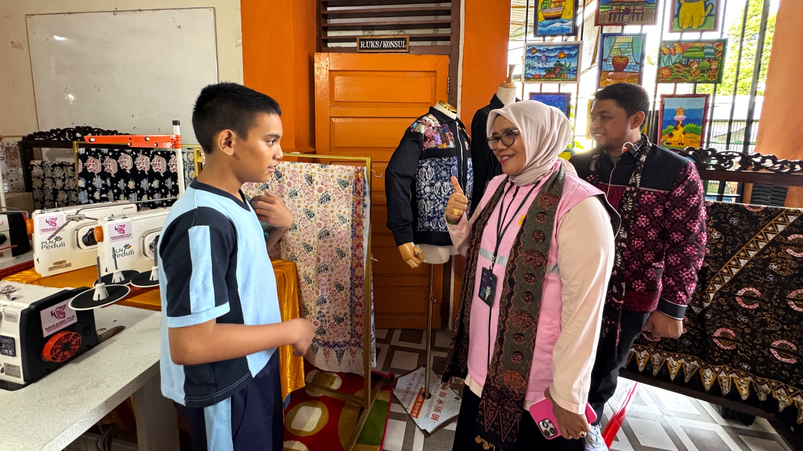 Bersama Rumah Batik Jambi Berkah, Srikandi PLN Hadirkan Ruang Inklusif bagi Anak Hebat SLB Harapan Mulia