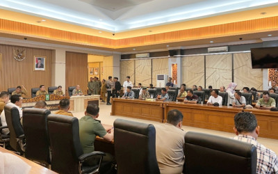 Sempat Memanas, Perwakilan Massa Diizinkan Masuk Kantor Gubernur Riau Lakukan Negosiasi