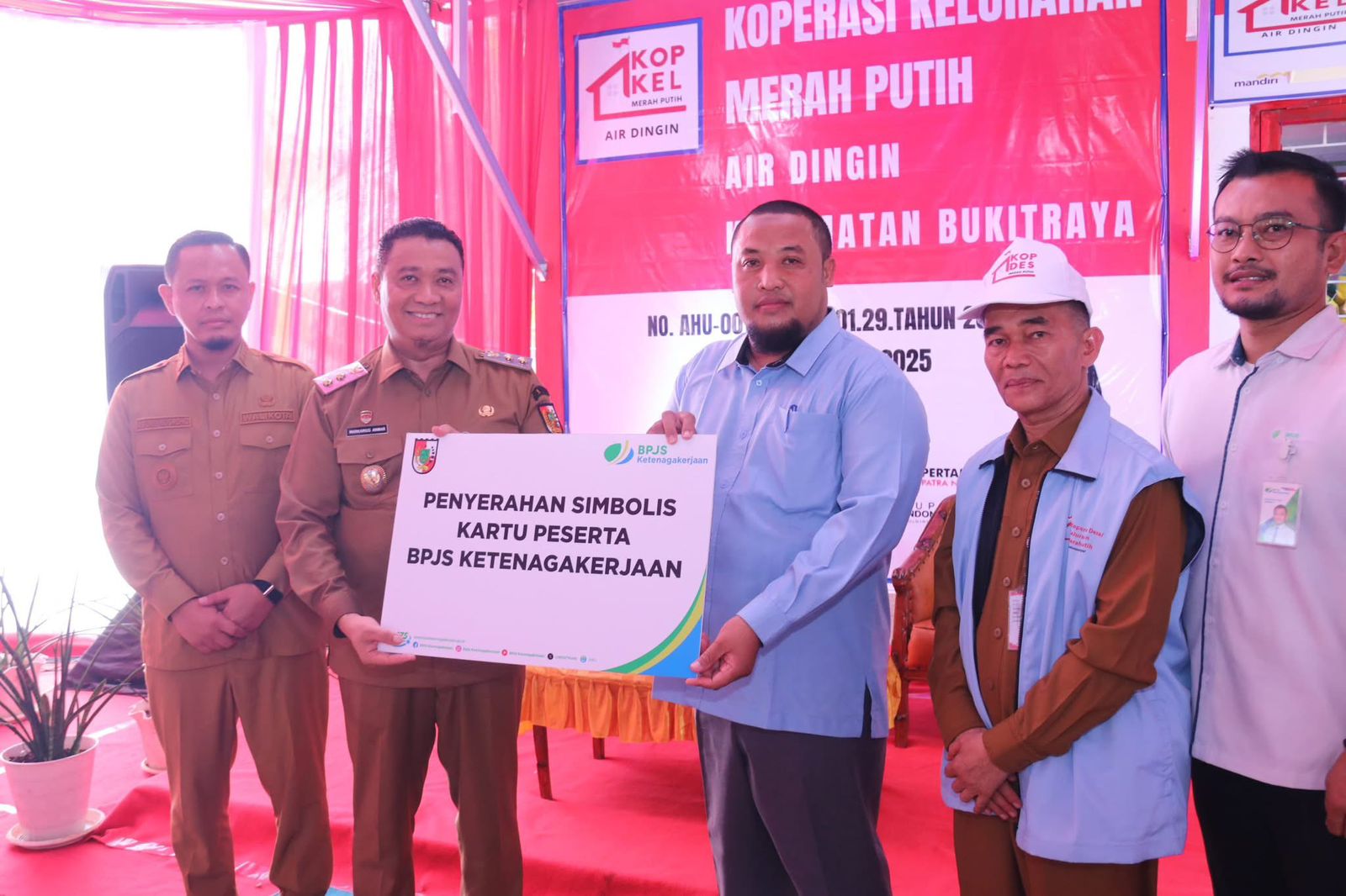 Wako dan Wawako Pekanbaru Hadiri Peluncuran Kelembagaan Koperasi Merah Putih