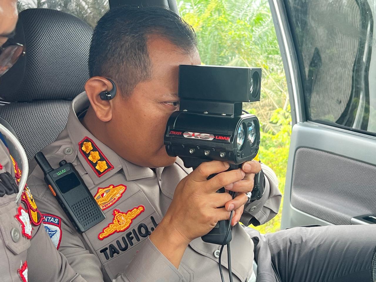 Pengawasan Ketat di Tol Riau: Dirlantas Polda Riau Gunakan Speed Gun untuk Keselamatan