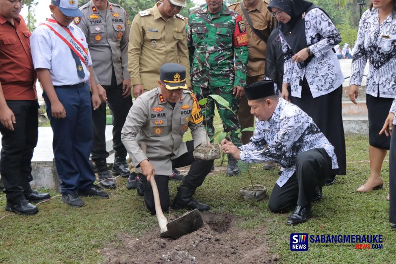 Bersama Wabup, Kapolres Rohil Sosialisasikan Program Green Policing dengan Menanam Pohon di SMPN 6 Tanah Putih