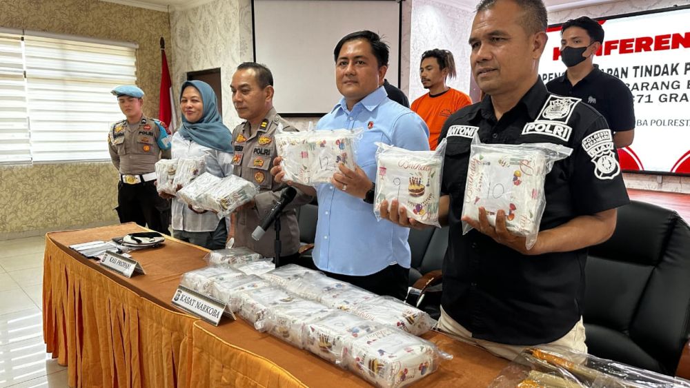 Polisi Tangkap Pasutri Bawa 20 Kg Sabu di Mal SKA Pekanbaru