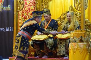 Ini Makna Atribut Anugerah Adat Ingatan Budi Kepada Kapolri Listyo