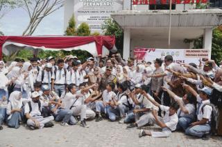 Tanam 10 Bibit Pohon, Pelajar di Pekanbaru Bisa Bikin SIM Gratis  