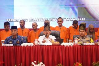 Menteri Karding Luapkan Kemarahan ke Tersangka Perdagangan Orang di Mapolda Riau: Modusnya Menjijikkan!