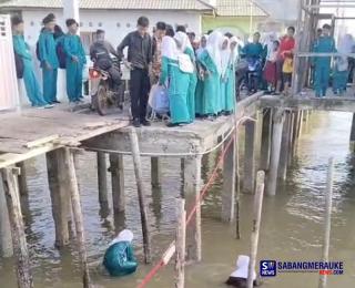 Jalan Rusak Sebabkan Pelajar SMAN 1 Pasir Limau Kapas Rokan Hilir Jatuh ke Laut