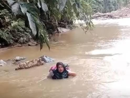 Aksi Heroik Bidan Dona Lubis, Nekat Terobos Sungai Arus Deras Demi Obati Pasien TBC