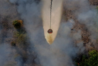 Titik Api Karhutla di Inhil Kembali Membara, Heli Water Bombing Bergerak Cepat