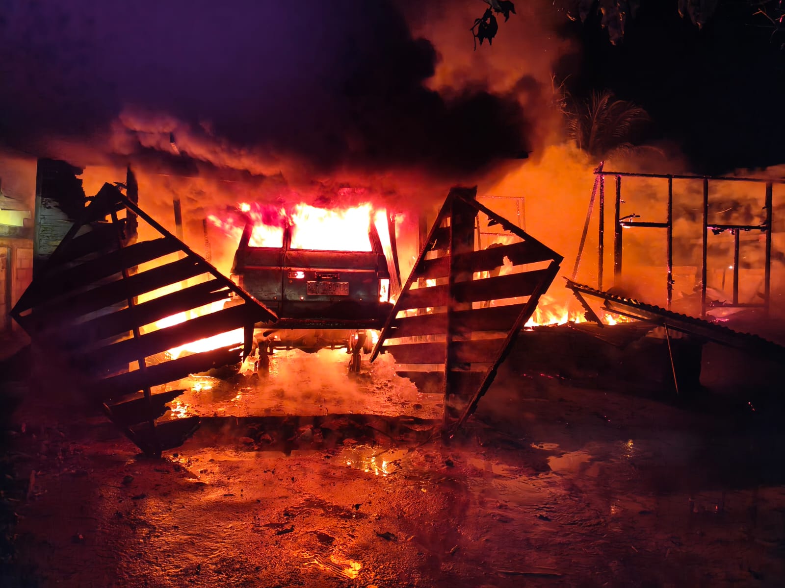 Penyebab Kebakaran Rumah di Bagan Batu Diduga dari Ledakan Kompor Gas, 4 Unit Kendaraan Hangus Terbakar