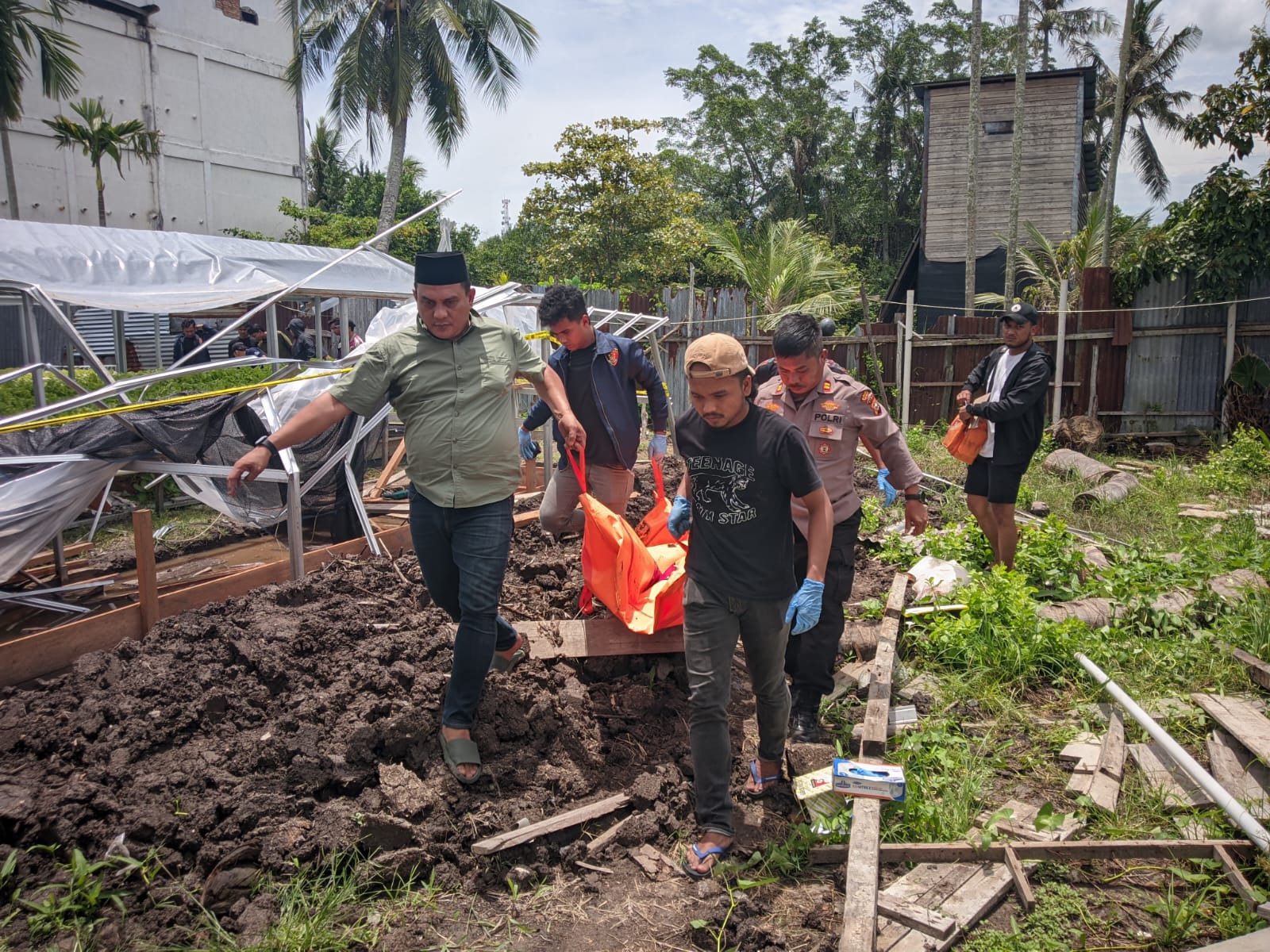 Identitas Mayat di Kolam Selatpanjang Terungkap, Diduga Tersengat Listrik Saat Bekerja : Keluarga Tolak Autopsi