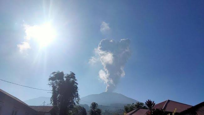 Gunung Marapi di Sumbar Semburkan Abu Vulkanik Setinggi 1,2 Kilometer, Berstatus Waspada