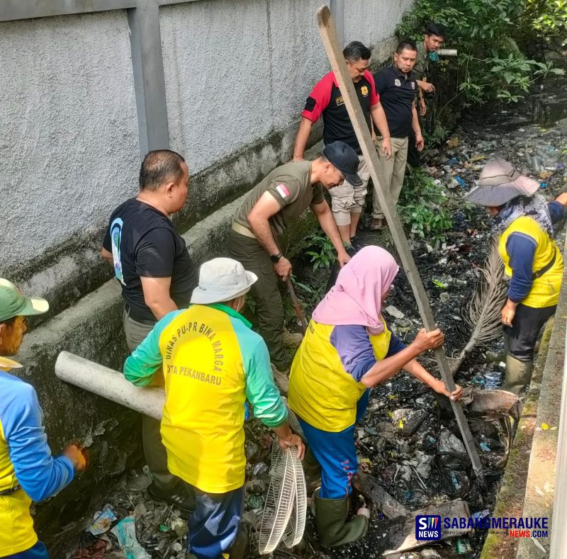 Kasatpol PP Pekanbaru Pimpin Gotong Royong Bersama, Gandeng OPD dan Kecamatan, Hingga Dapat Dukungan Rocky Gerung