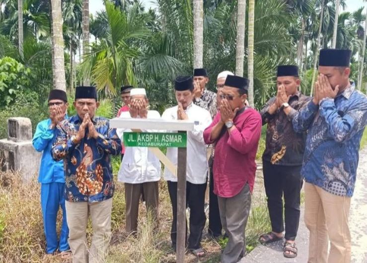 Jalan Parit Gantung Kini Bernama Jalan AKBP H. Asmar, Warga Kedaburapat Gantungkan Harapan Perubahan