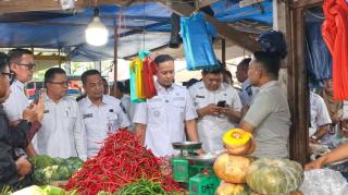 Wako Pekanbaru Tinjau Harga dan Stok Bahan Pangan di Pasar Palapa