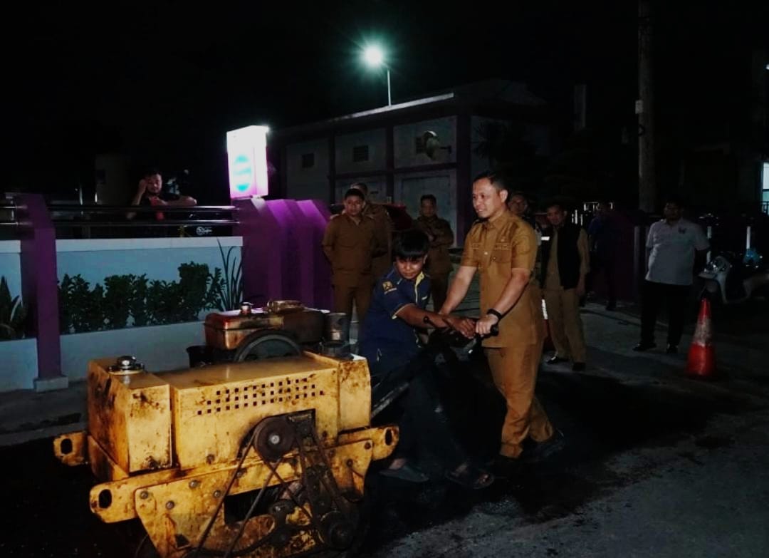 Wali Kota Pekanbaru Turun Tangan Perbaiki Jalan Rusak di Puyuh Mas