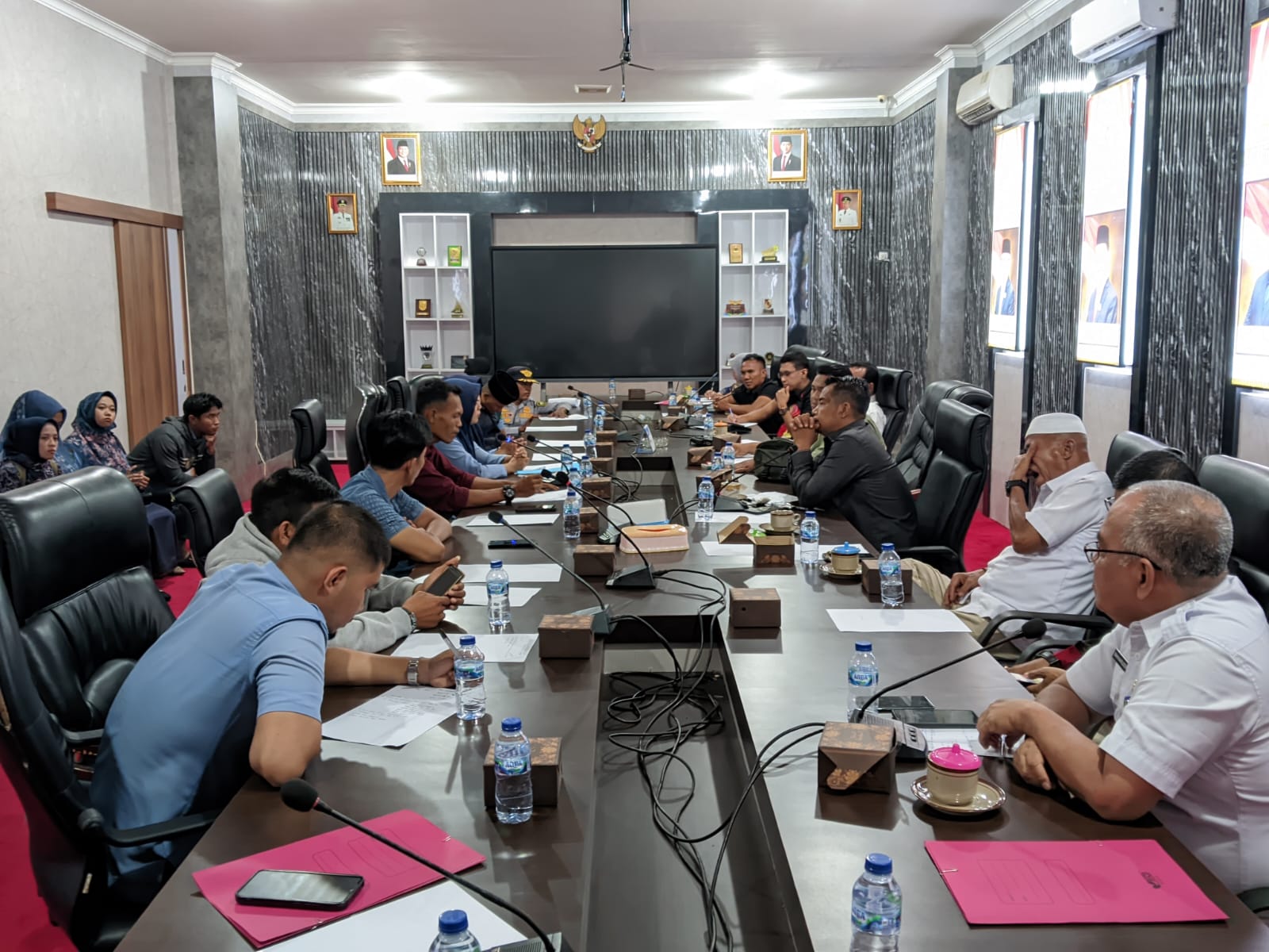 Nasib yang Tergantung Regulasi: Honorer Non-Database Kepulauan Meranti Cari Pegangan ke DPRD dan Pemda Minta Dukungan ke Pusat