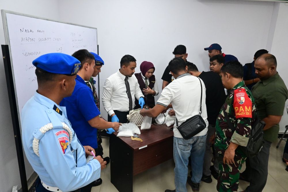 Disimpan Dalam Koper, Dua Cewek Ditangkap di Bandara Pekanbaru karena Bawa 2 Kg Sabu