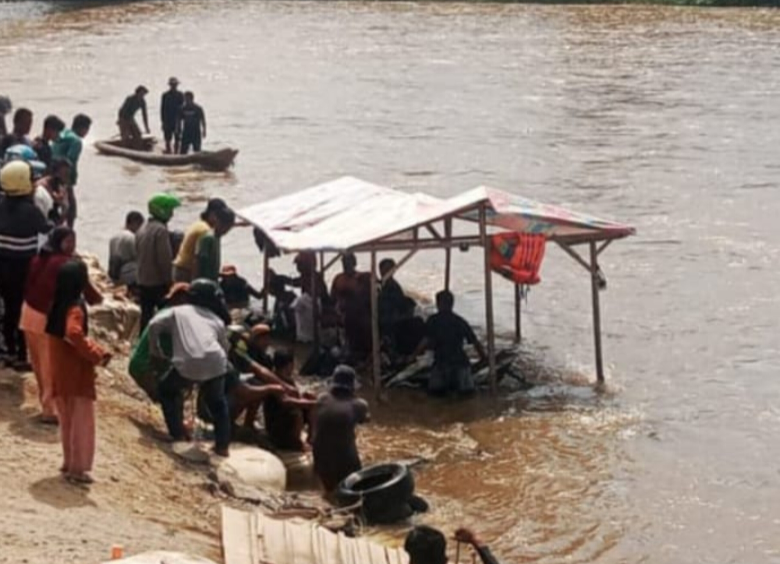 Rakit Penyeberangan di Sungai Rokan Tenggelam, Angkut 18 Penumpang dan 9 Motor